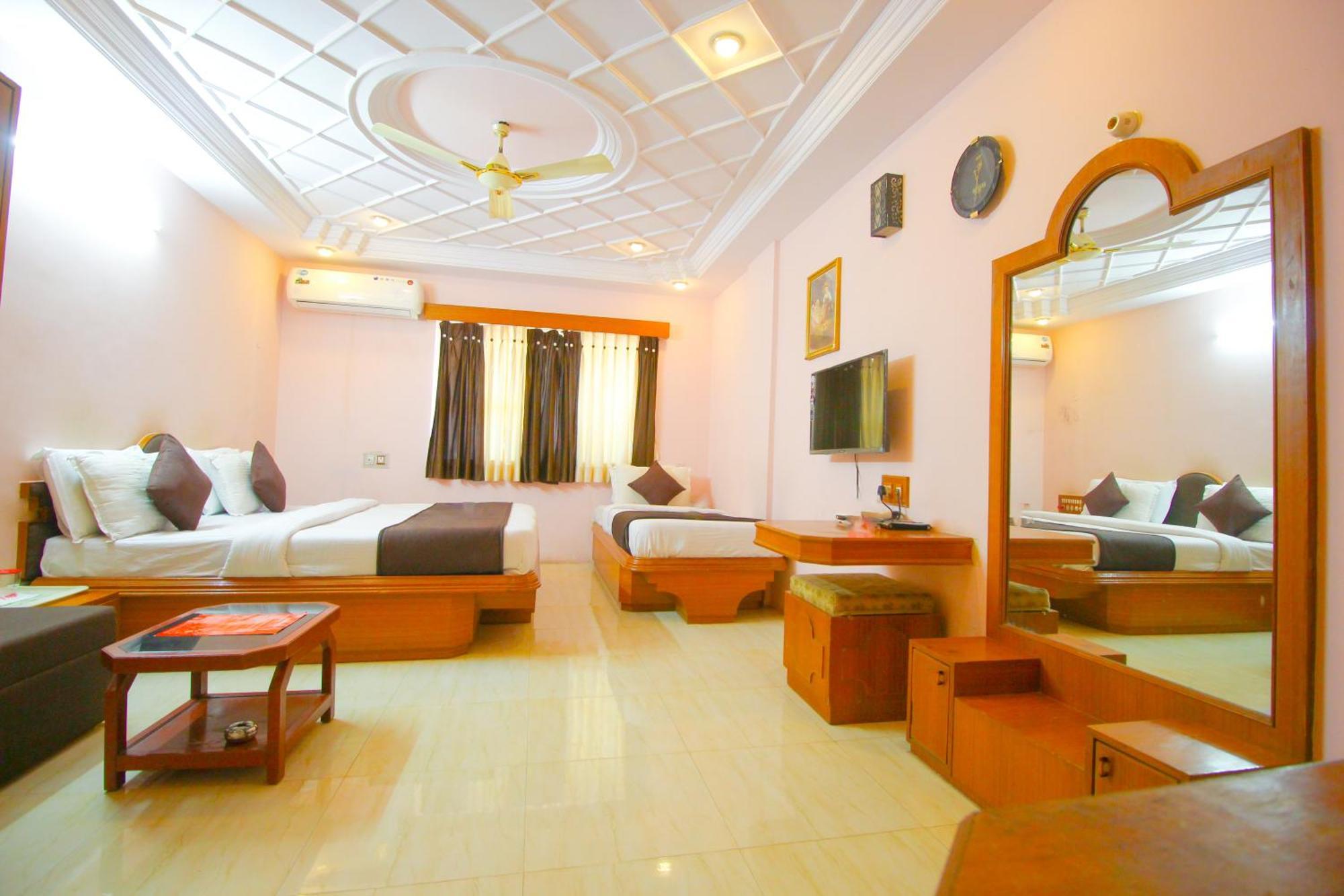 Hotel Upasana Rajkot Buitenkant foto
