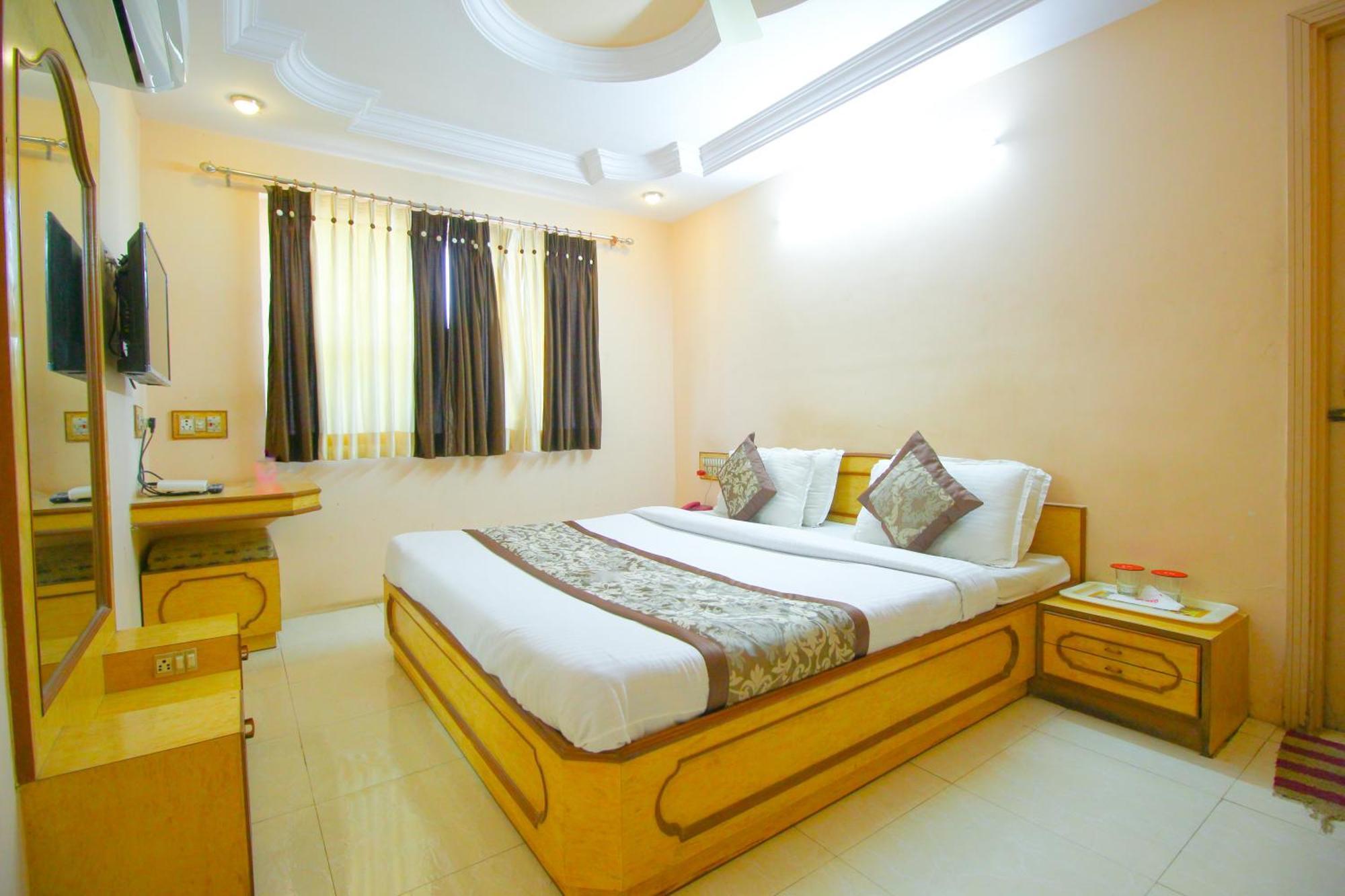 Hotel Upasana Rajkot Buitenkant foto