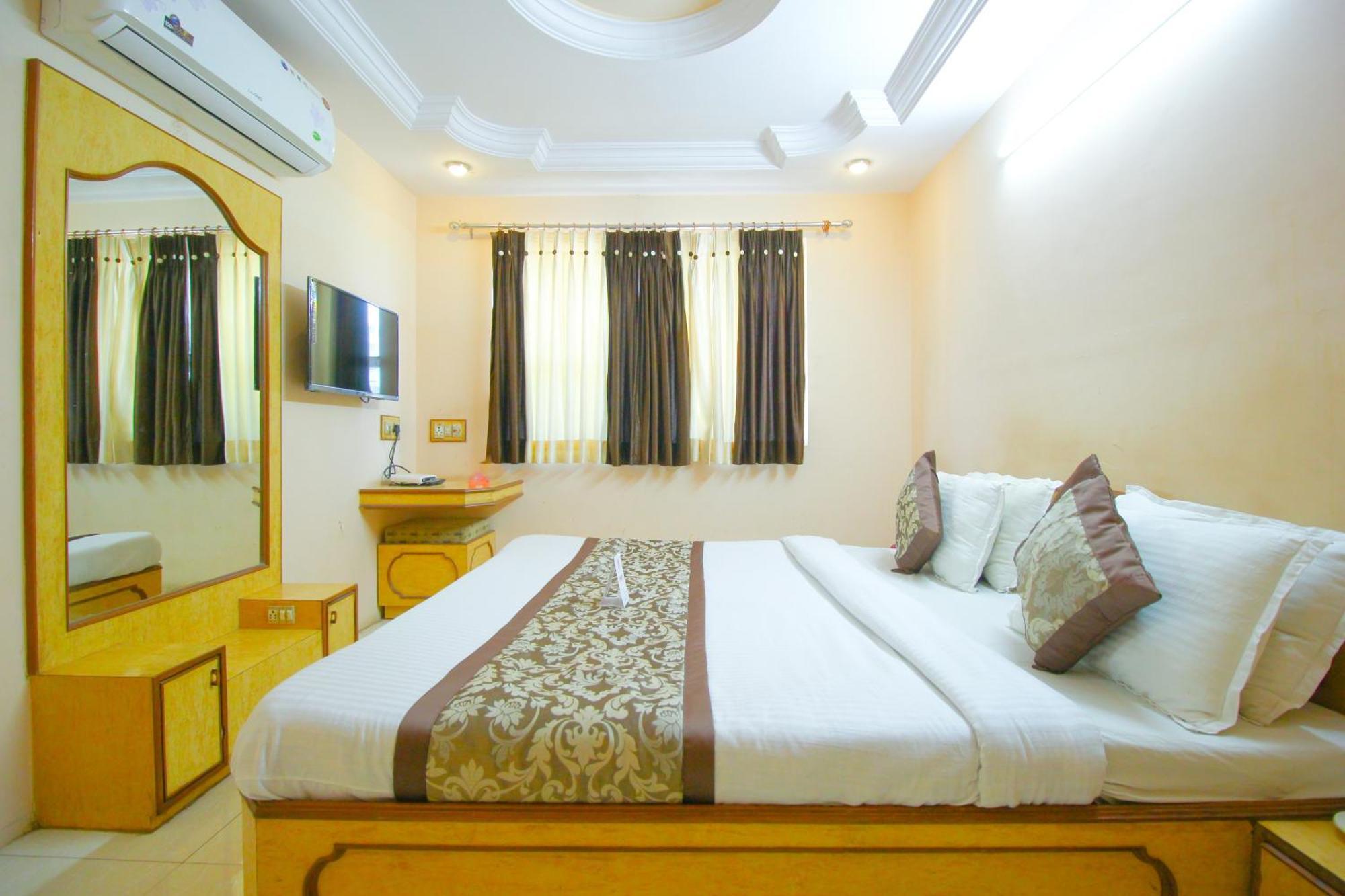 Hotel Upasana Rajkot Buitenkant foto