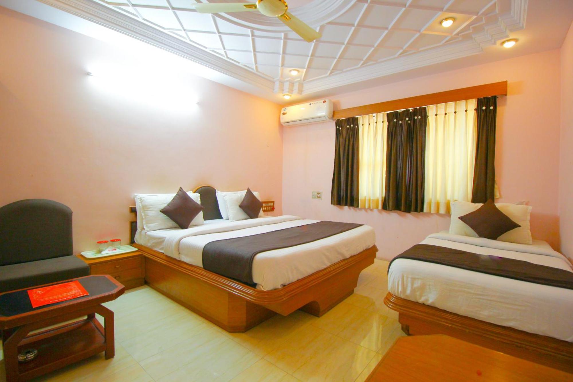 Hotel Upasana Rajkot Buitenkant foto
